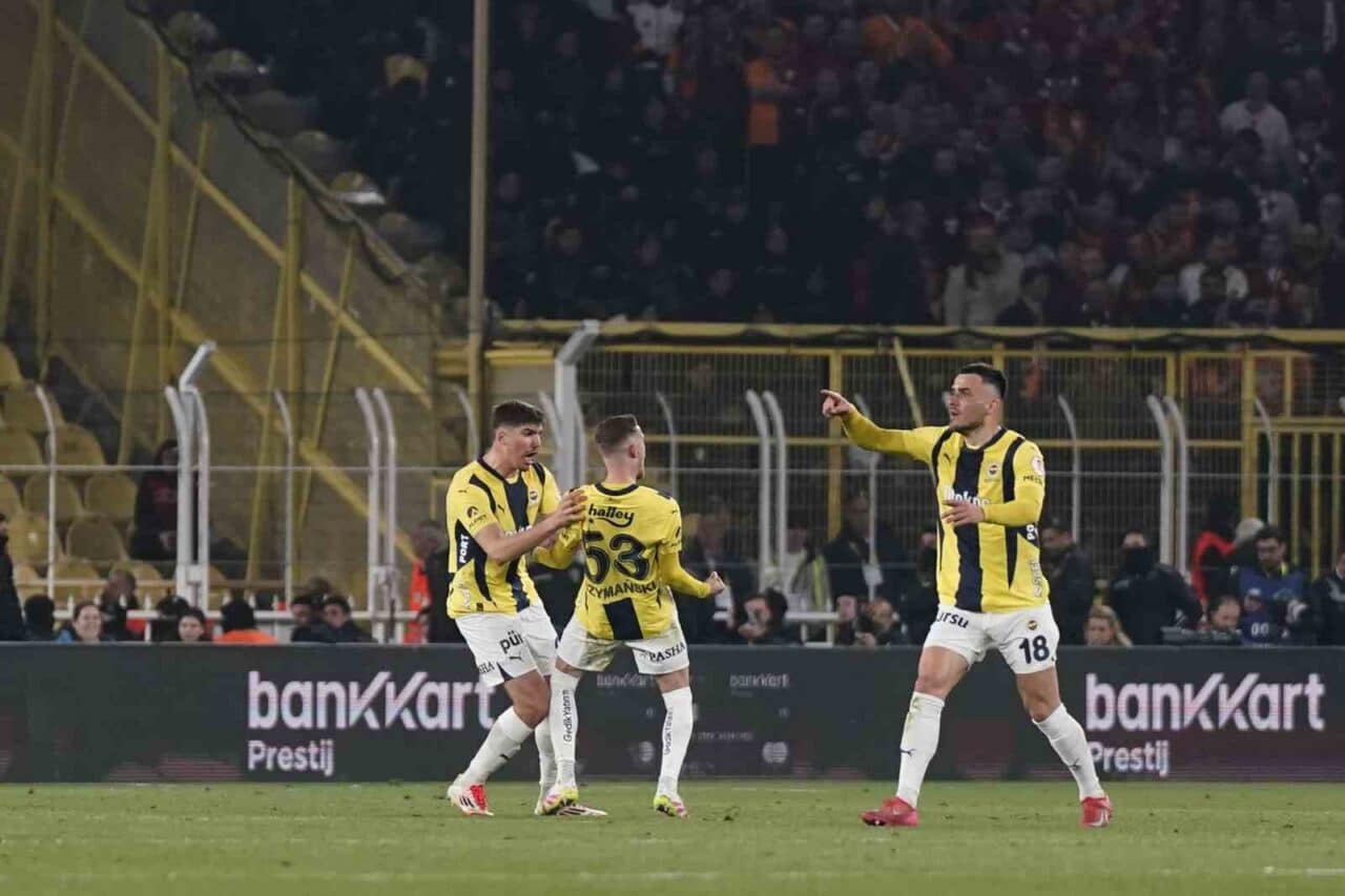 Fenerbahçe'nin Polonyalı oyuncusu Sebastian Szymanski, Galatasaray'a karşı Ziraat Türkiye Kupası