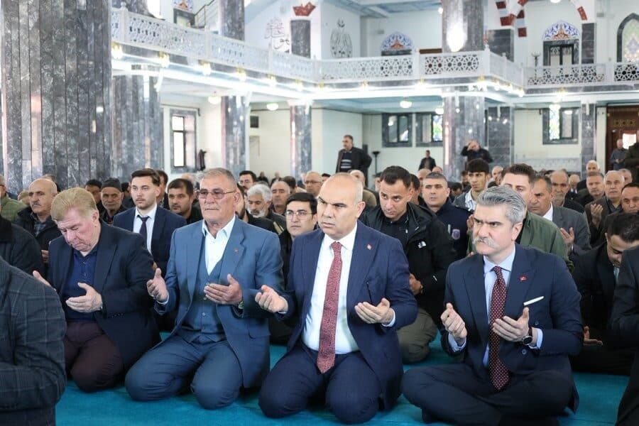 Cengiz Yiğit, Ağrı’da düzenlenen mevlid ile anıldı Cengiz Yiğit, Ağrı'da düzenlenen mevlid programıyla anıldı. Ağrı Valisi Mustafa