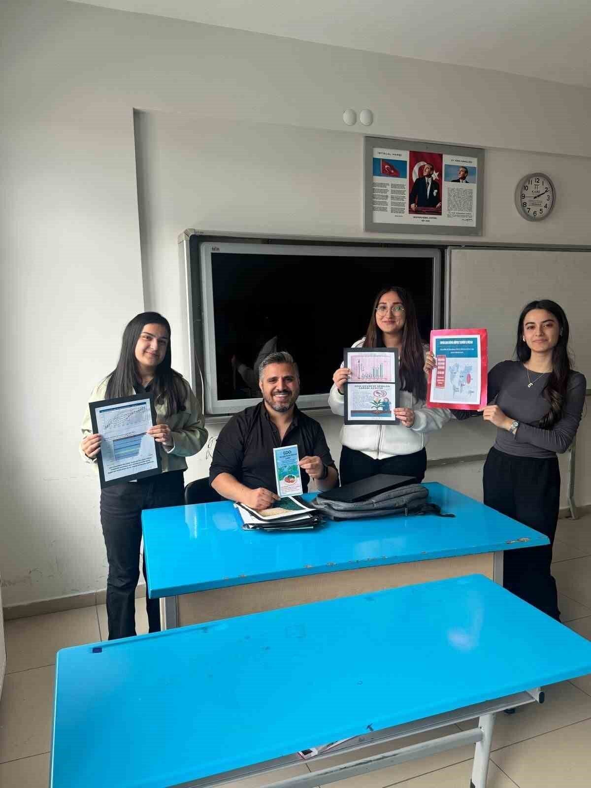 Kayseri'de düzenlenen liseler arası münazara yarışmasında Tomarza Şehit Nazmi Kapucu