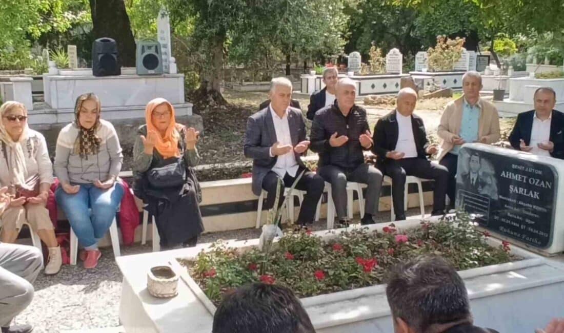 Şehit Jandarma Üsteğmen Ahmet Ozan Şarlak, Hakkari’deki çatışmanın 13’üncü yılında mezarı başında anıldı Hakkari'de şehit düşen Jandarma Üsteğmen Ahmet Ozan Şarlak, şehadetinin 13.