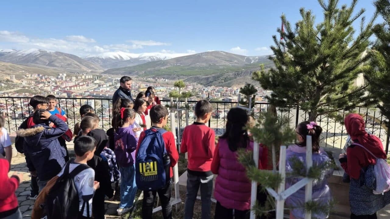 14-20 Nisan Şehitler Haftası kapsamında, Bayburt'ta Şehit Recep Eşiyok İlkokulu