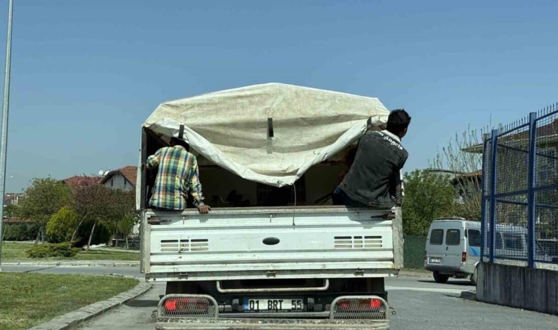 Serdivan’da açık kasa kamyonetin arkasında tehlikeli yolculuk yapan çocuklar, yürekleri ağza getirdi Sakarya'nın Serdivan ilçesinde bir açık kasa kamyonetin arkasında yolculuk yapan
