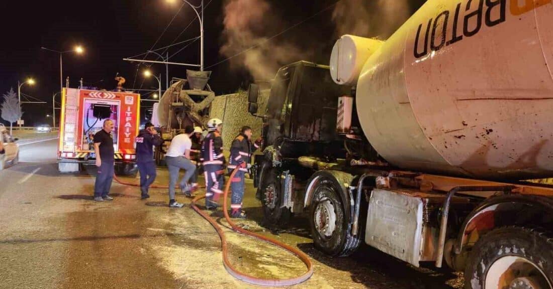 Malatya’da yolculuk yapan beton mikseri alev alev yandı, itfaiye hızlıca müdahale etti. Malatya-Elazığ karayolunda seyir halindeki G.Y.'nin kullandığı beton mikseri, bilinmeyen bir