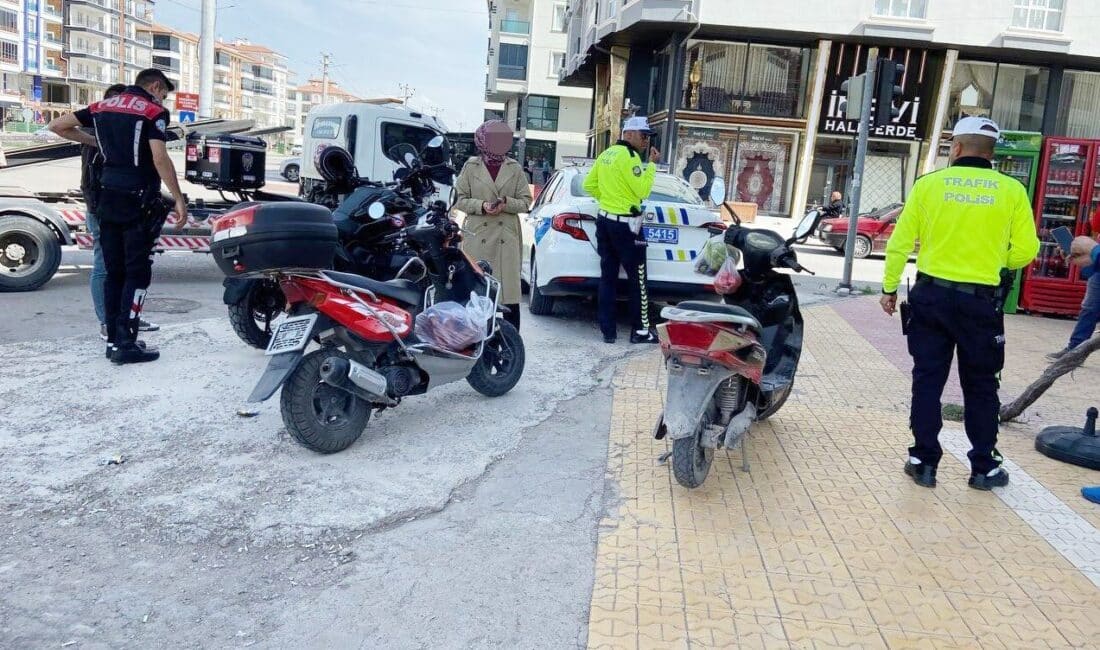 Aksaray’da Motosiklet Denetiminde Kasksız ve Ehliyetsiz Sürücüye 54 Bin Lira Ceza Uygulandı Aksaray'da motosiklet denetimleri sırasında kasksız ve ehliyetsiz sürücüsüne plakasız ve