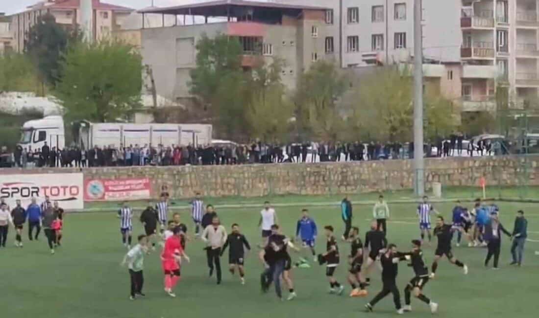 Kurtalan’da Maç Sonrası Futbolcular Arasında Gerginlik ve Arbede Yaşandı Siirt'in Kurtalan ilçesindeki maçta Kurtalanspor, Hakkari Zap Spor'u 3-1 mağlup