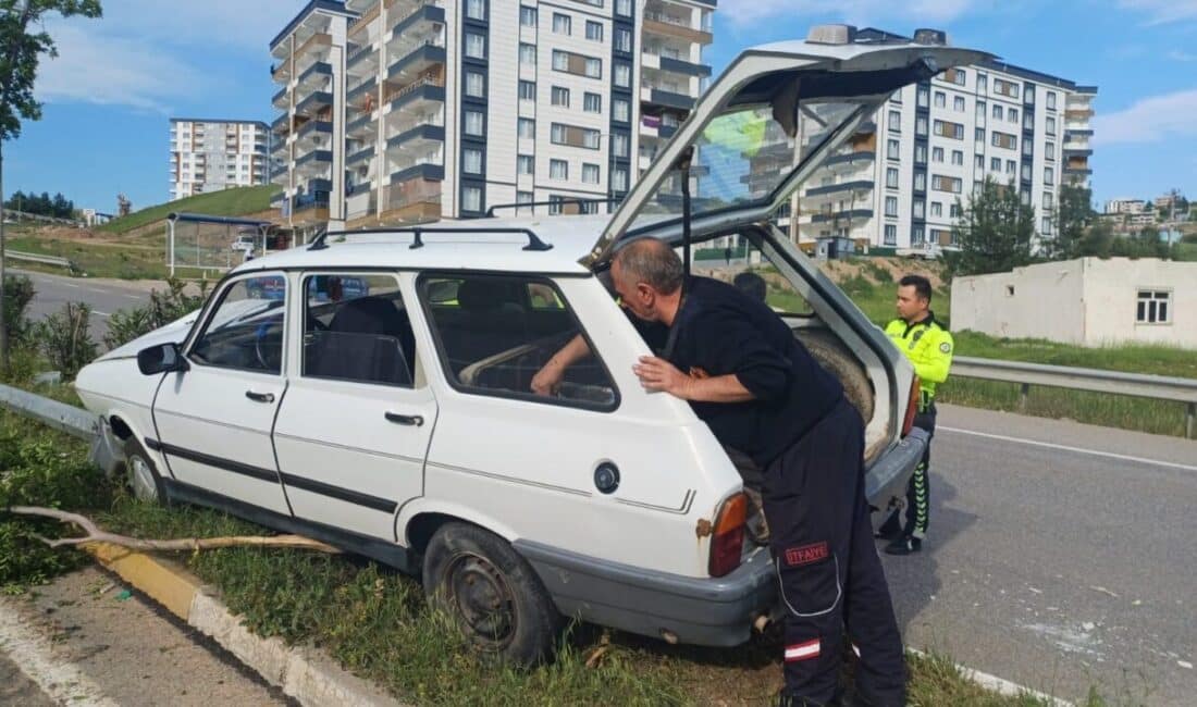 Siirt’te refüje çarpan otomobilde bir kişi yaralandı. Siirt'te bir otomobilin refüje çarpması sonucu G.T. isimli yolcu yaralandı.