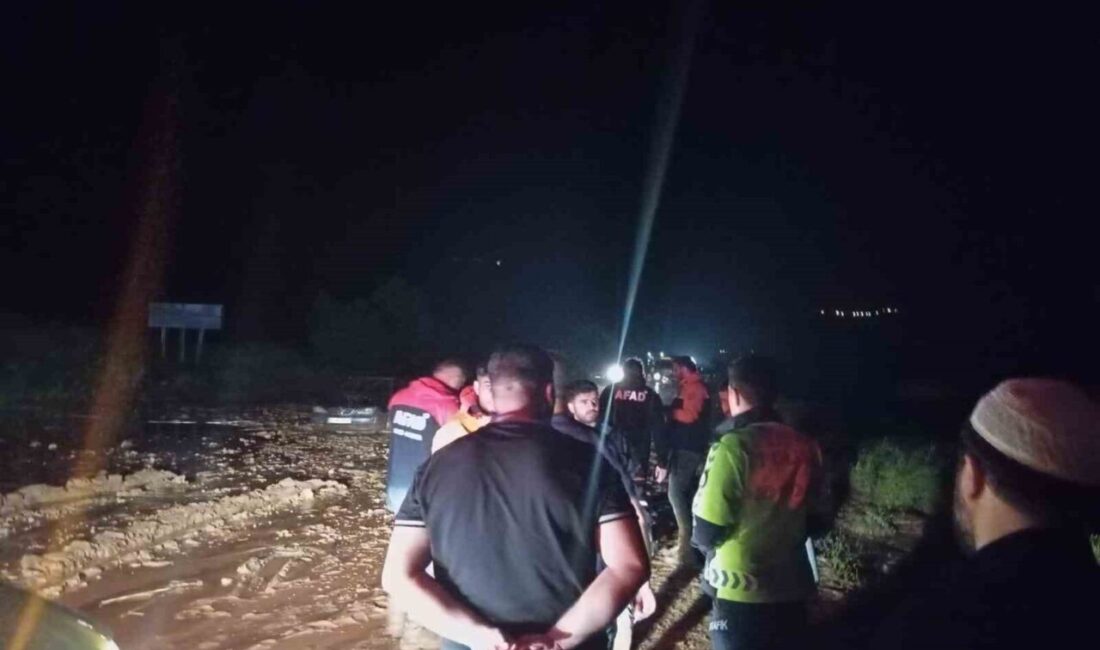 Siirt’te yoğun yağış sonrası yollar ulaşıma kapandı, araçlar çamura gömüldü Siirt'te etkili olan sağanak yağış, Baykan karayolunda sel ve çamur
