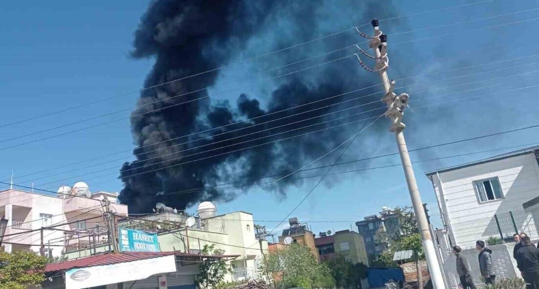 Siirt’te Çatı Katında Çıkan Yangın, İtfaiye Ekiplerinin Müdahalesiyle Söndürüldü Siirt’in Barış Mahallesi'nde bir binanın çatı katında çıkan yangın, kadınların