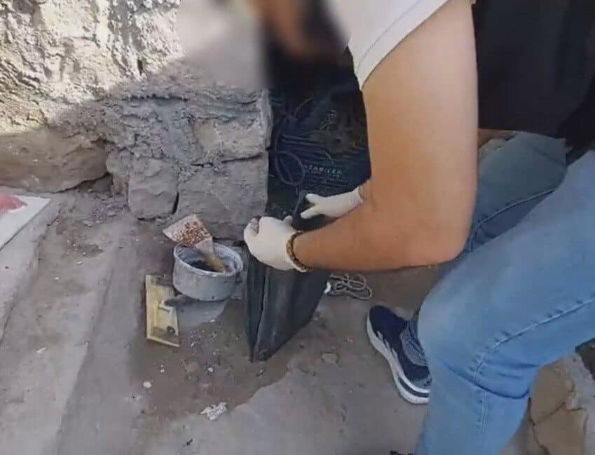 Kayseri’de silah ticareti yapan bir kişi, polis operasyonunda yakalandı Kayseri'de KOM Şube ekipleri, silah ticareti yapan Z.T. (42) adlı