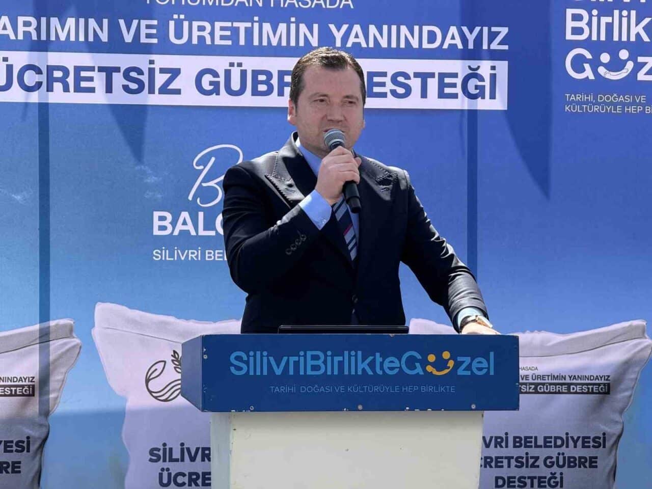 Silivri Belediyesi, kadın çiftçilere destek amacıyla gübre dağıtımı etkinliği düzenledi.