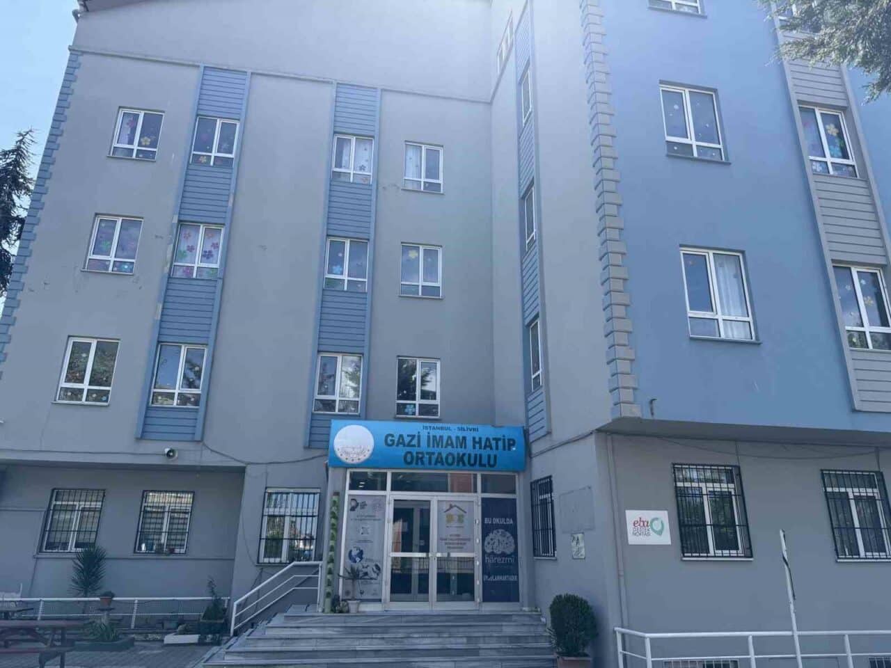 İstanbul'daki 6.2 büyüklüğündeki depremin ardından, Silivri'deki Gazi İmam Hatip Ortaokulu'nun