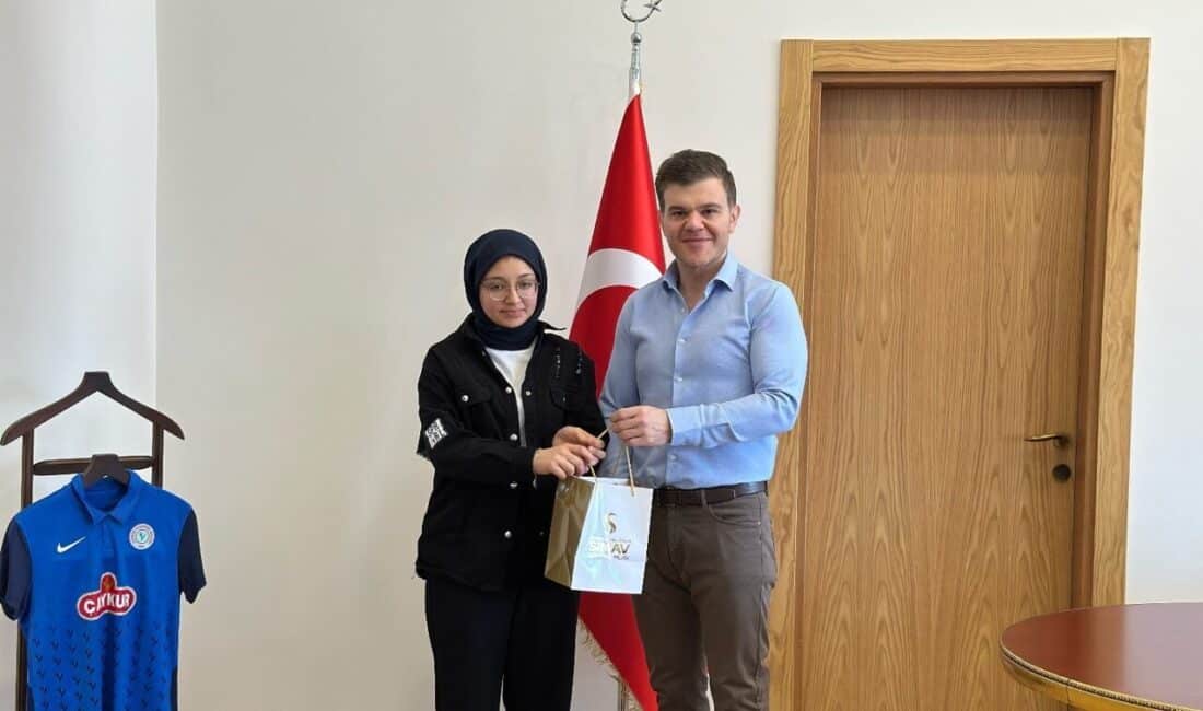 Zeynep Naz Korkmaz, Genç Nida Hafızlık Yarışması’nda Türkiye Dördüncüsü Oldu, Kaymakam Karaloğlu’ndan Ödül Aldı Simav Kaymakamı Bünyamin Karaloğlu, "Genç Nida" Hafızlık Yarışması'nda Türkiye dördüncüsü