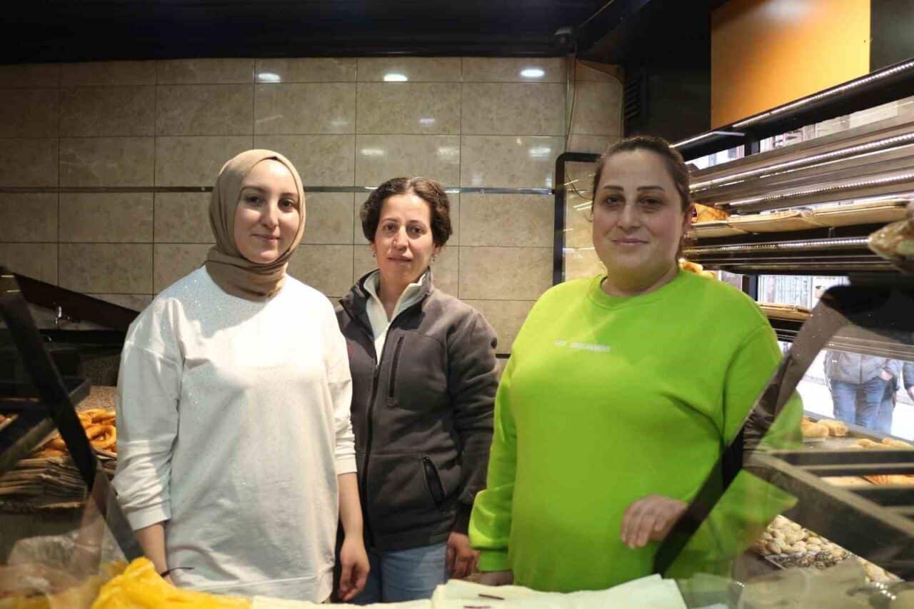 Giresun Bulancak’taki simit ustası Ebru Öztürk, mesleğini ağabeyinden öğrenip kadınlara