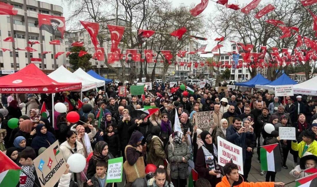 Sinop’ta Gazze ve Doğu Türkistan İçin Protestsı Düzenlendi Sinop'ta "Gazze Ölüyor Ayağa Kalk" etkinliği, İsrail'in Gazze'ye saldırılarını ve