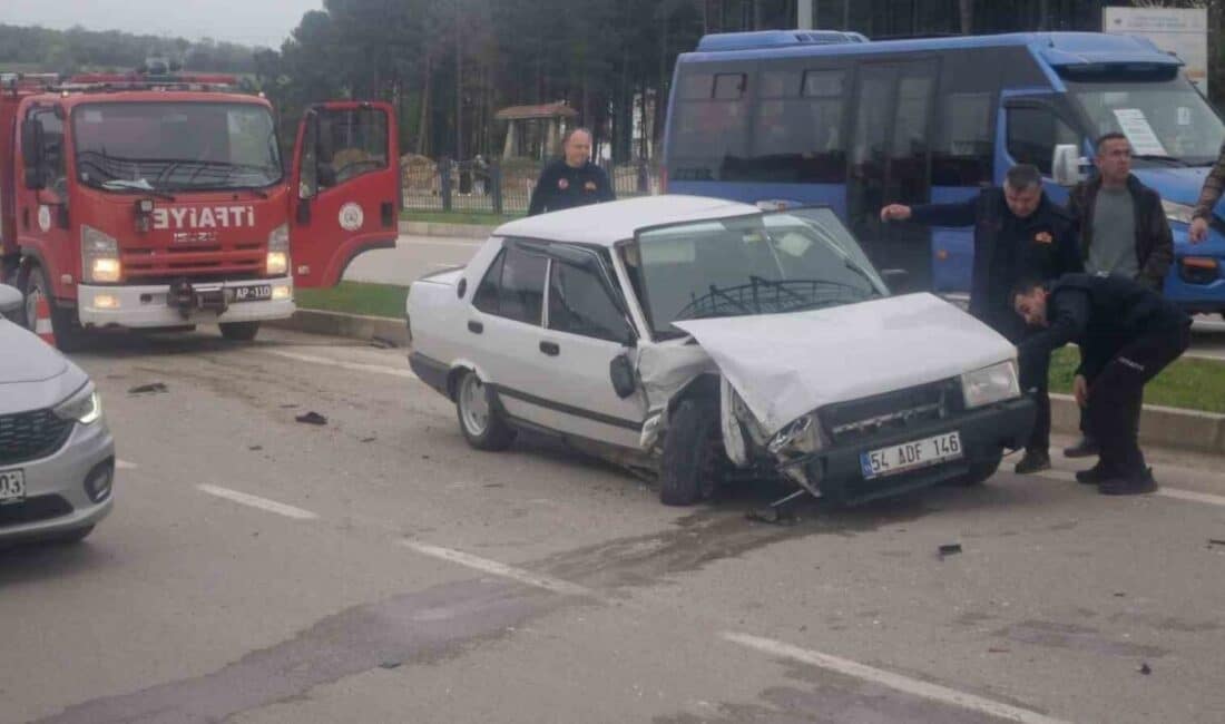 Sinop’ta Trafik Kazası: Otomobile Arkadan Çarpan Araçta İki Yaralı Sinop'ta, 54 ADF 146 plakalı otomobil, Osmaniye Mahallesi'nde seyir halindeki
