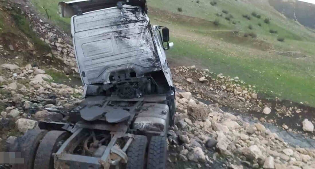 Şırnak’ta Tırın Devrilmesi Sonucu Üç Kişi Yaralandı Şırnak'ın Kasrik beldesinde, A.İ. yönetimindeki tır, kaygan yol nedeniyle devrildi.