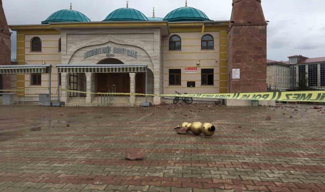 Sivas’taki cami minaresine düşen yıldırım, olası bir facianın önüne geçti Sivas’ın Zara ilçesindeki Mehmet Akif Ersoy Camii’nin minaresine yıldırım düştü,