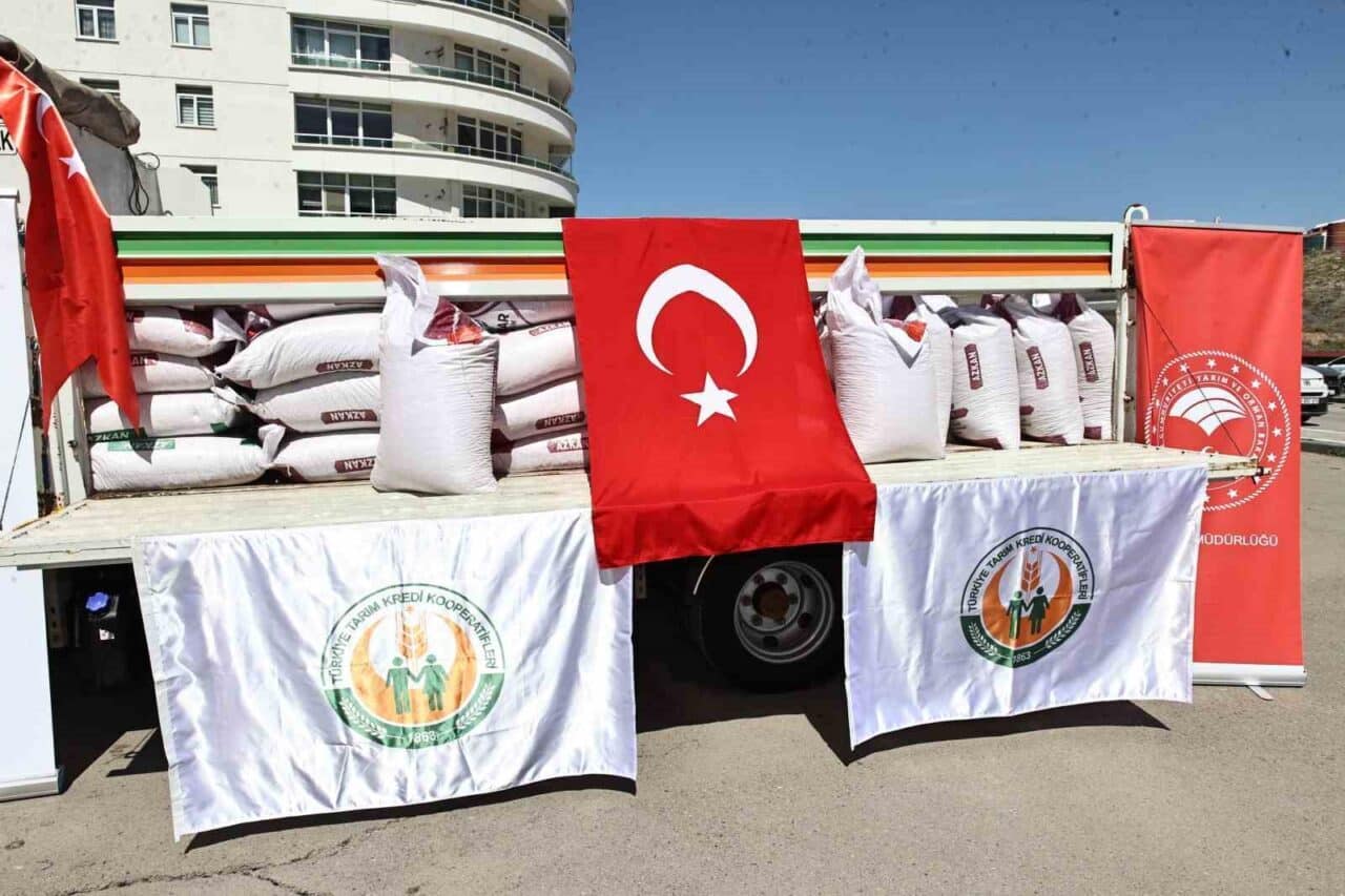 Sivas'ta 285 ton nohut tohumu, yaklaşık 750 çiftçiye ulaştırıldı. Törene