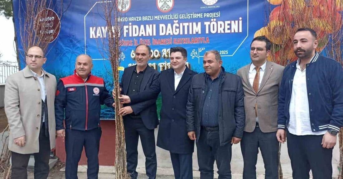 Sivas’ta Çiftçilere 50 Bin Kayısı Fidanı Dağıtıldı Sivas'ın Gürün ilçesinde, "Mikro Havza Bazlı Meyveciliği Geliştirme Projesi" kapsamında