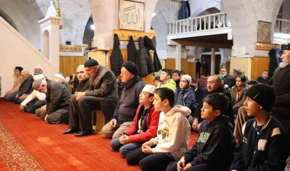 Sivas’ta İmam Hatip Ortaokulu Öğrencileri Sabah Namazında Bir Araya Geldi Sivas'ta İhramcızade İmam Hatip Ortaokulu öğrencileri, "40 Günlük Namaz" etkinliği