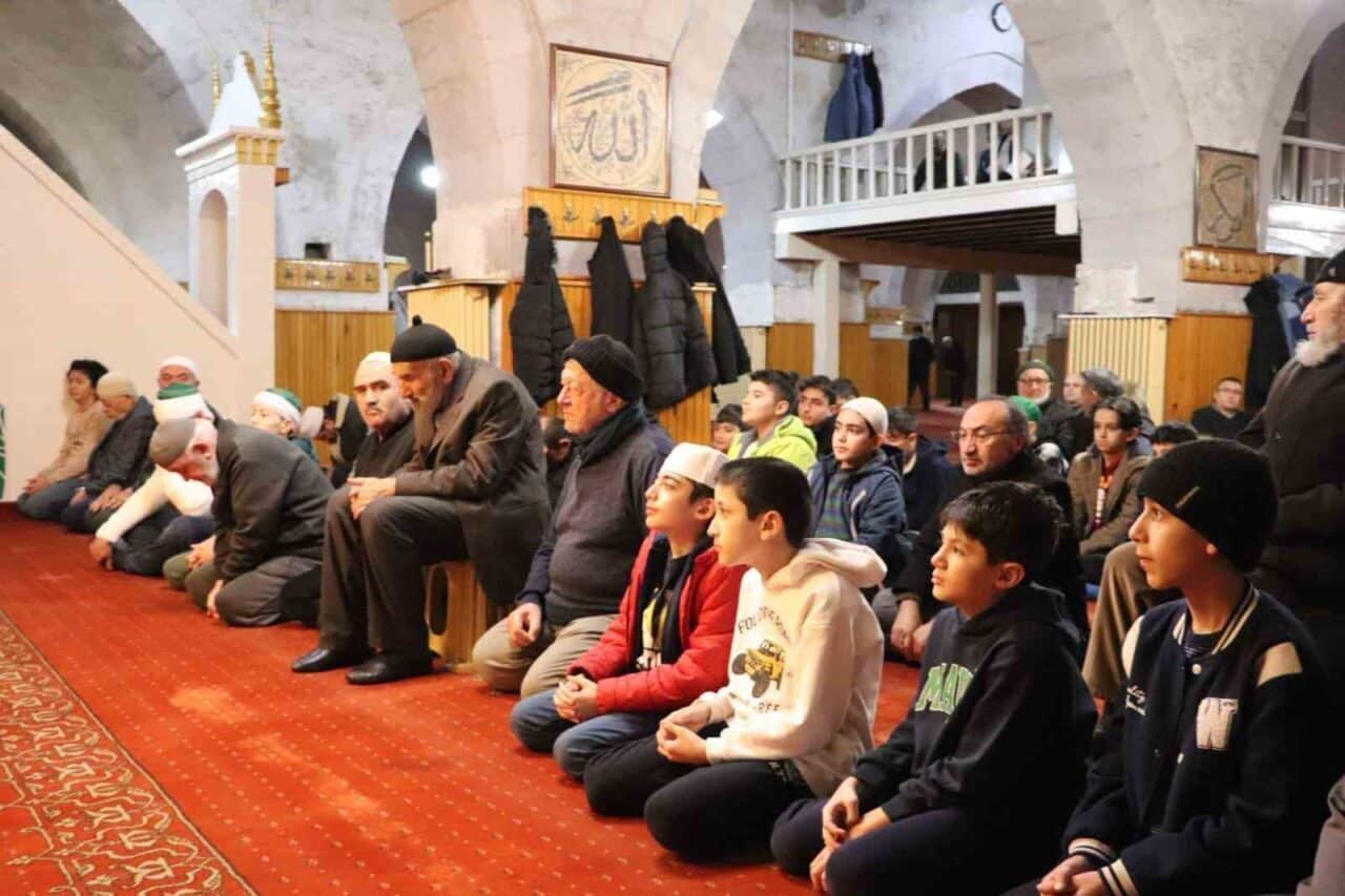 Sivas'ta İhramcızade İmam Hatip Ortaokulu öğrencileri, "40 Günlük Namaz" etkinliği