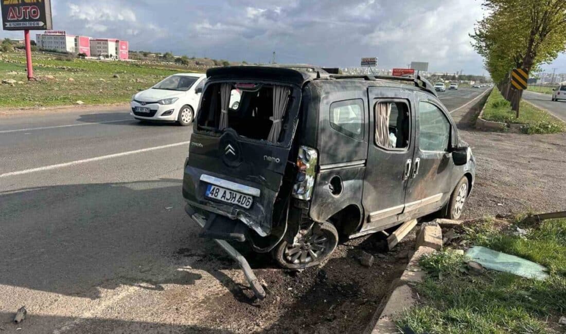 Şanlıurfa’nın Siverek ilçesinde otomobilin hafif ticari araca çarpması sonucu bir kişi yaralandı. Şanlıurfa'nın Siverek ilçesinde M.E.Y. yönetimindeki otomobil, M.Ş. kontrolündeki hafif ticari