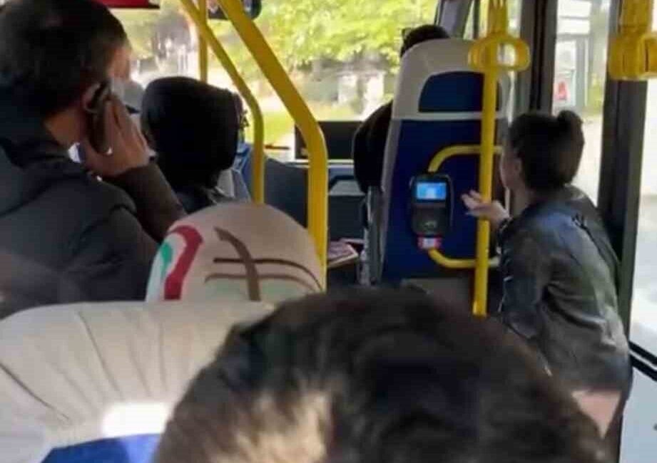 Bursa’da Dolmuş Şoföründen Yolcu Seçme Skandalı, Yolcular Arasında Gerilime Neden Oldu Bursa'nın Osmangazi ilçesinde bir dolmuş şoförü, yolcu seçerek ilerlemeye başladı.