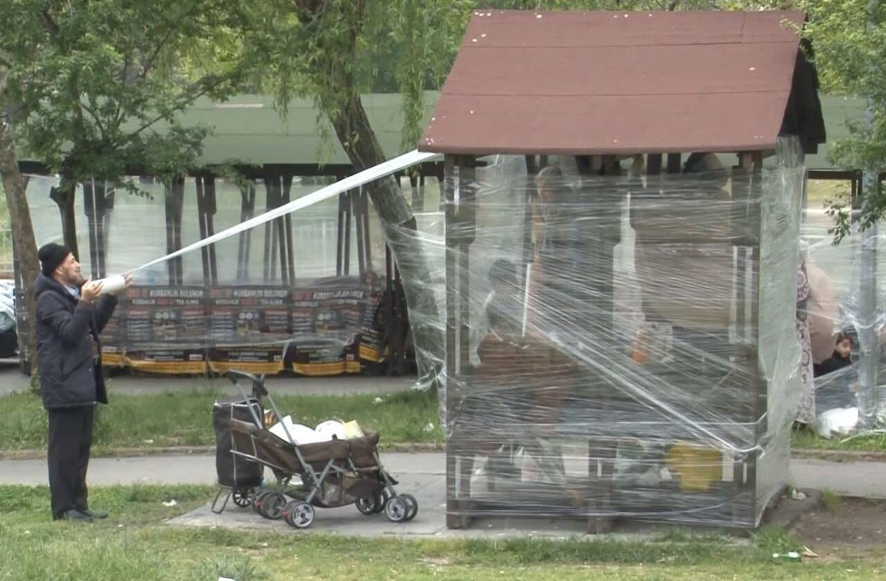 İstanbul'da 6.2 büyüklüğündeki depremin ardından vatandaşlar, güvenlik endişesiyle parklarda uyumayı