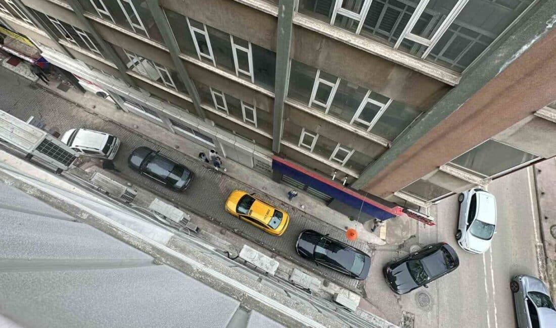 Samsun’da Araç Yol Ortasına Bırakıldı, Diğer Sürücüler Çileden Çıktı! Samsun'da, ismi öğrenilemeyen bir sürücü, 55 MA 0344 plakalı aracını