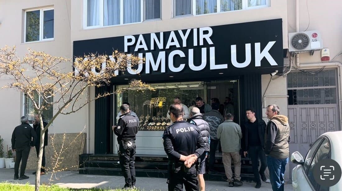 Bursa’da Kuyumcuyu Soymaya Çalışan Şüpheliler Ateş Açtı, Olay Yerinden Kaçtılar Bursa'nın Osmangazi ilçesinde iki şüpheli, bir kuyumcuyu soymaya çalışırken ateş