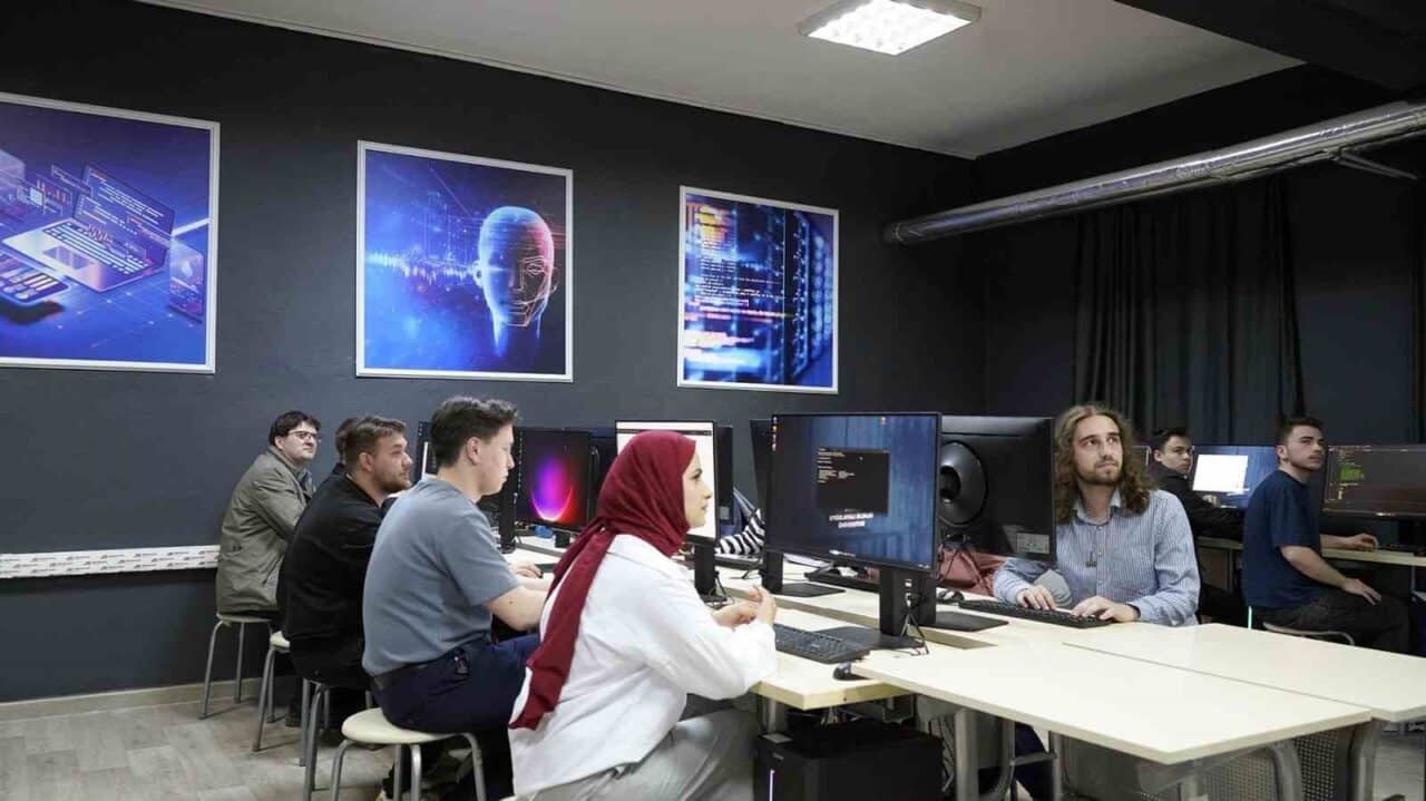 Sakarya Uygulamalı Bilimler Üniversitesi Bilişim Teknolojileri MYO'da, YÖK'ün yapay zeka