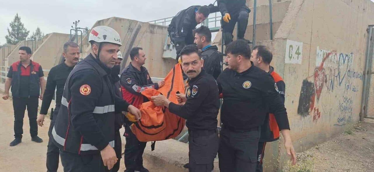 Şanlıurfa'nın Haliliye ilçesindeki Tepedibi Mahallesi'nde bir sulama kanalında kimliği henüz