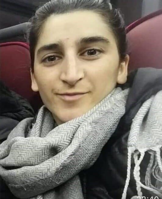 Sultangazi’de Kayıp Genç Kızın Cansız Bedeni Ağaçta Bulundu Sultangazi'de 24 yaşındaki Elif A., 1 Nisan'dan beri kayıptı ve