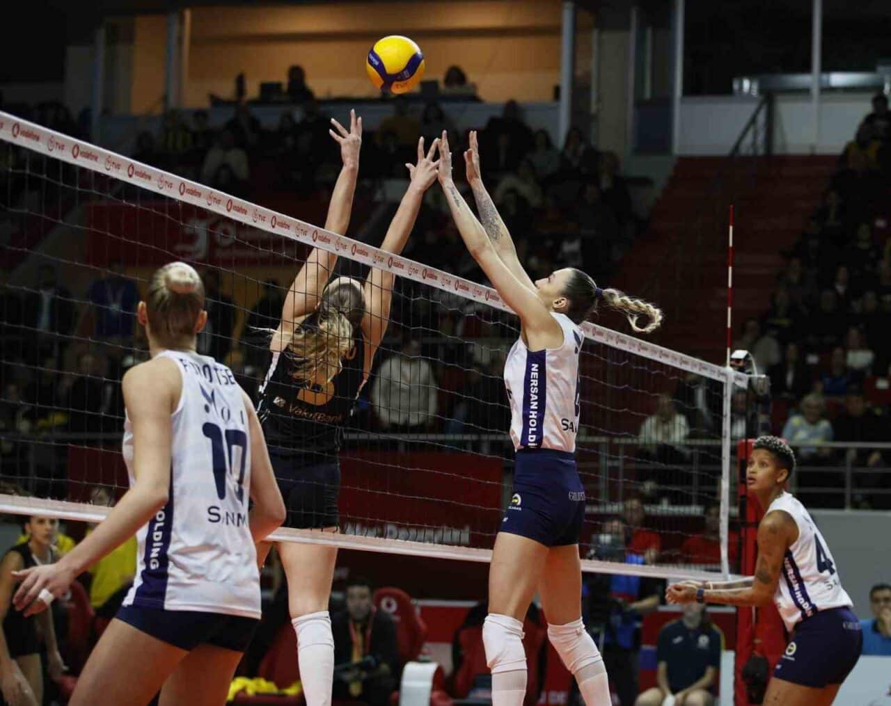 Vodafone Sultanlar Ligi final serisi Fenerbahçe ile V.Bank arasında gerçekleşecek.