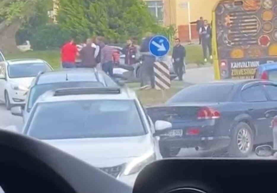 Bursa’da Trafik Tartışması Kavgaya Dönüştü, Sürücüler Sokağı Ring Gibi Kullandı Bursa'nın Nilüfer ilçesinde, iki sürücü arasında meydana gelen trafikteki tartışma