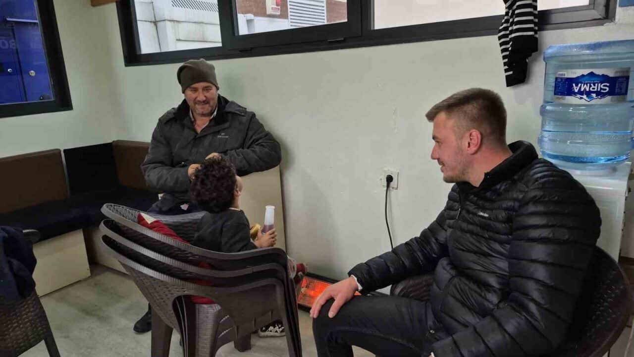 Düzce'de, kaybolmuş ve ıslak bir çocuk bulan taksiciler, minik için