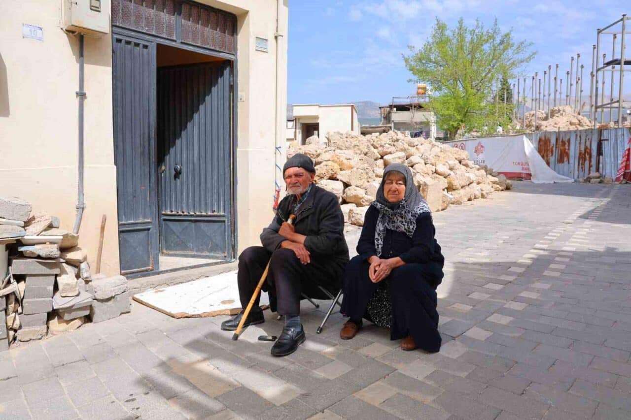 Kahramanmaraş'ta 82 yaşındaki Ökkeş ve 79 yaşındaki Raziye Leblebici çifti,