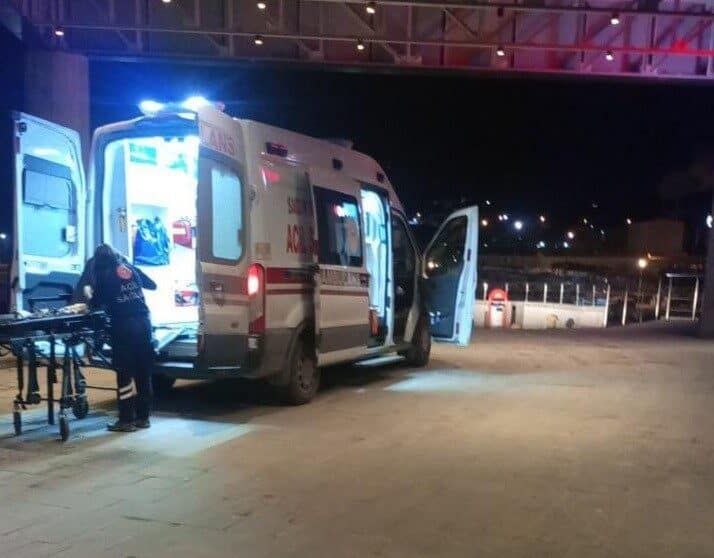 Bilecik’te Eşinin Boynuna Bıçak Saplayan Kadın Gözaltına Alındı, Yaralı Koca Ameliyatta Bilecik'te Hülya A., eşi Reşit A. ile yaşadığı tartışma sırasında