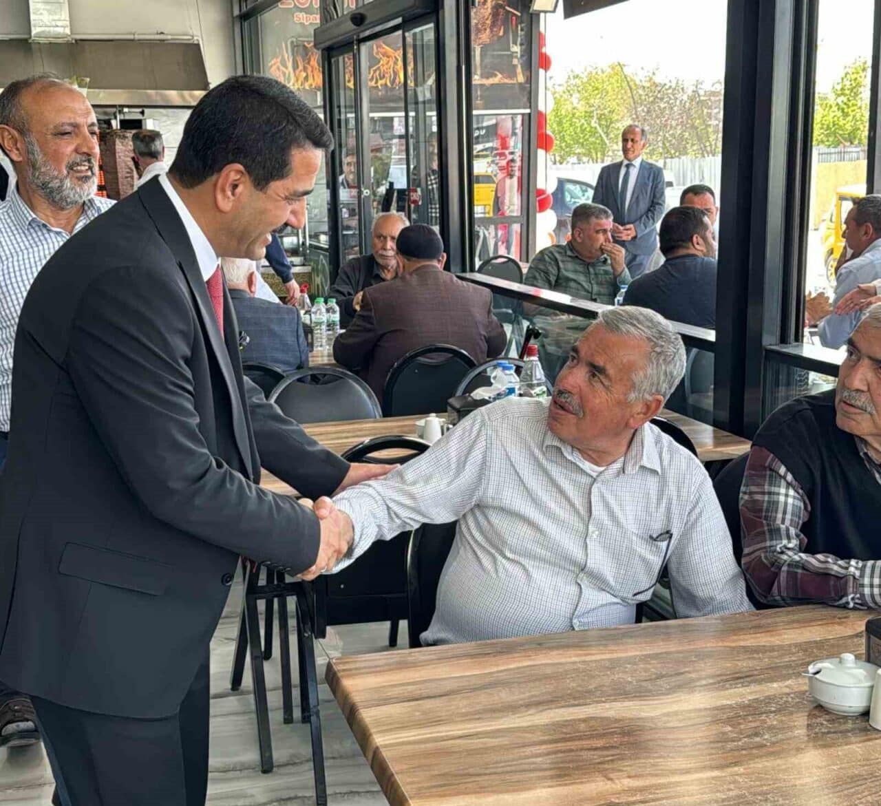 Battalgazi Belediye Başkanı Bayram Taşkın, hizmet binası çevresindeki esnaf ve