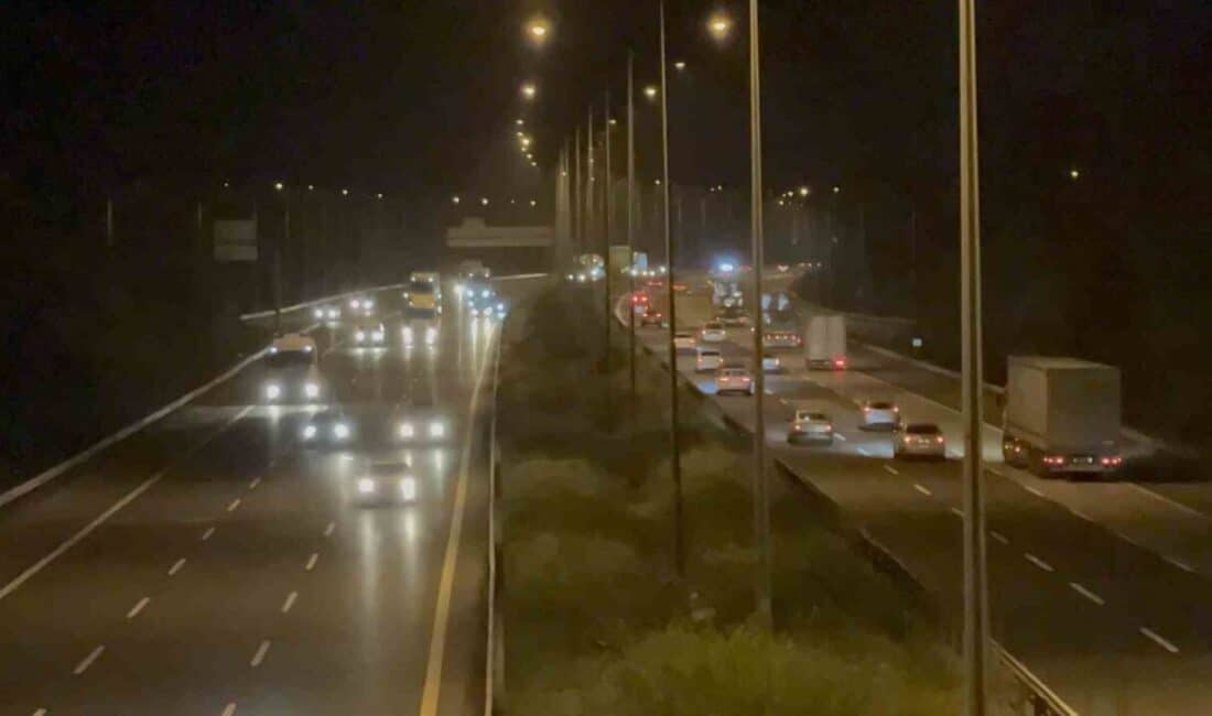 Düzce Geçişinde Yoğun Trafik: Bayram Dönüşü İçin Hareketlilik Başladı Ramazan Bayramı sonrası dönüş trafiği başlamasıyla birlikte, Anadolu Otoyolu Düzce