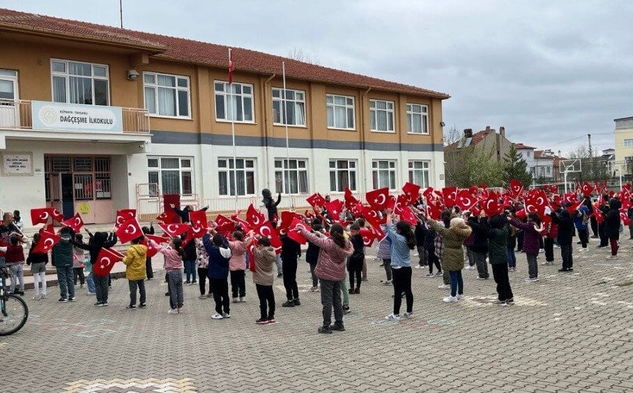 Tavşanlı’da 23 Nisan Bayramı Coşkusu Hızla Artıyor: Öğrenciler Hazırlıklara Başladı Kütahya'nın Tavşanlı ilçesinde 23 Nisan Ulusal Egemenlik ve Çocuk Bayramı