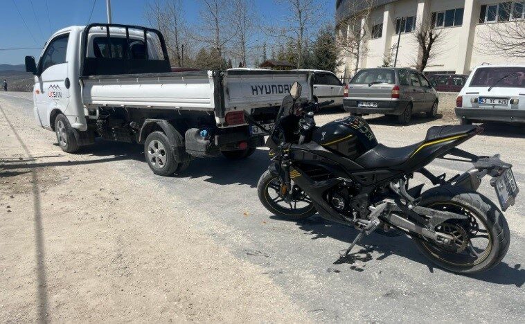 Kütahya’da Pikap ile Motosiklet Çarpıştı: 1 Yaralı Kütahya'nın Tavşanlı ilçesinde, A.K. yönetimindeki pikap ile M.E.Y. idaresindeki motosiklet