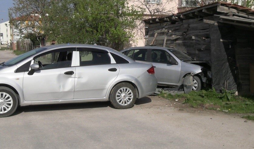 Kütahya'nın Tavşanlı ilçesinde A.B. ve S.D. yönetimindeki iki otomobilin çarpıştığı