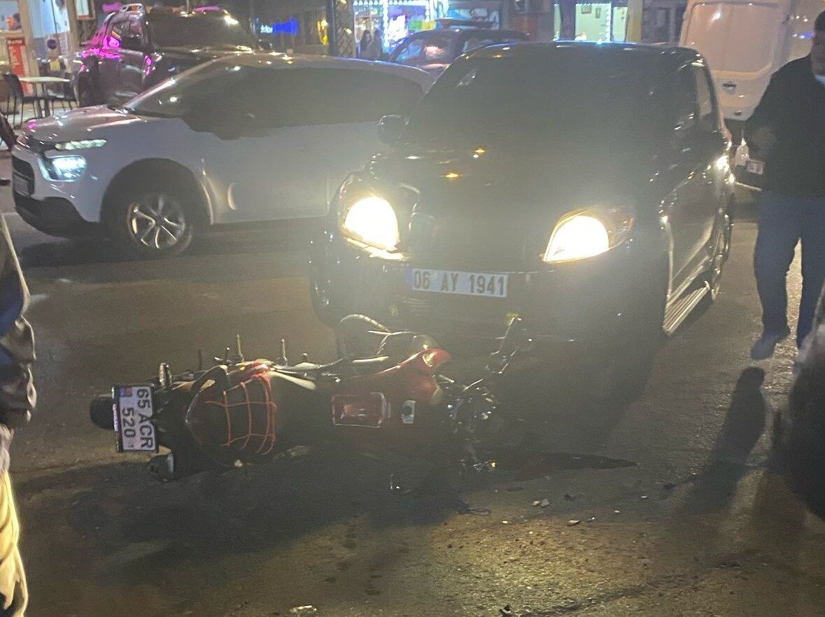 Tekirdağ'ın Süleymanpaşa ilçesinde akşam saatlerinde bir motosiklet-otomobil çarpışması gerçekleşti. Yaralanan