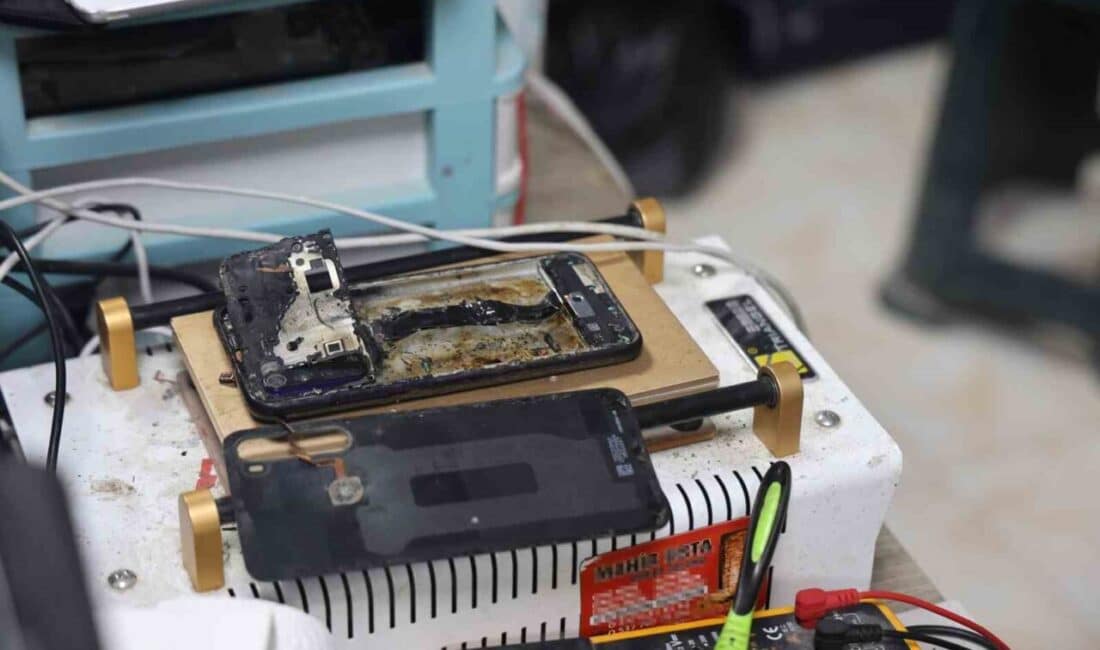 Hatay’da telefoncu dükkanında cep telefonunun bataryası aniden patlayarak alev aldı. Hatay'ın Antakya ilçesindeki bir telefoncu dükkanında, Salih Bayram'ın çalıştığı sırada