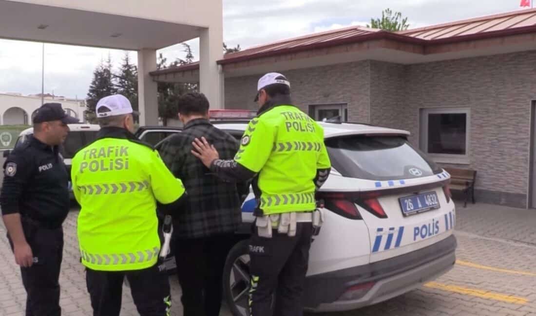 Eskişehir’de Dizi İzleyen Minibüs Şoförüne Cezai İşlem Uygulandı Eskişehir'de, seyir halindeyken cep telefonundan dizi izleyen minibüs şoförü K.P.