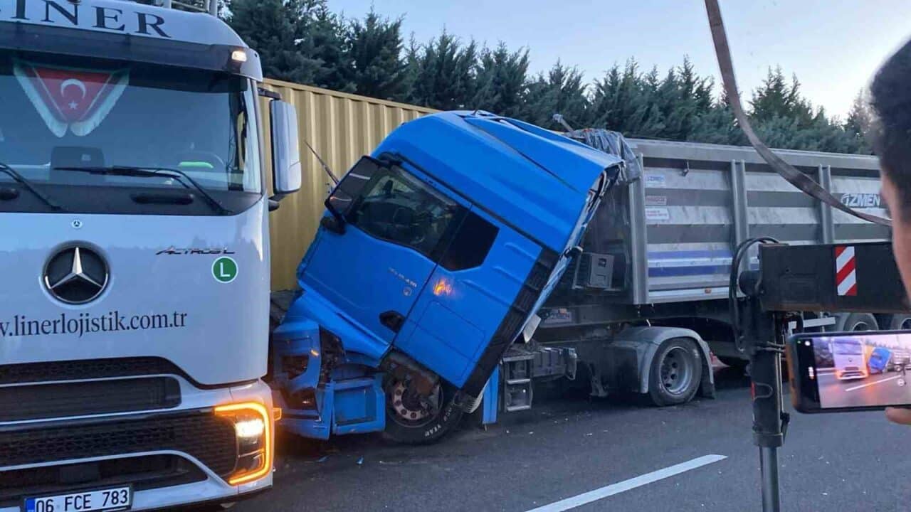 Kocaeli TEM Otoyolu'nda, trafikte meydana gelen yavaşlama sonucu H.Ö., A.G.
