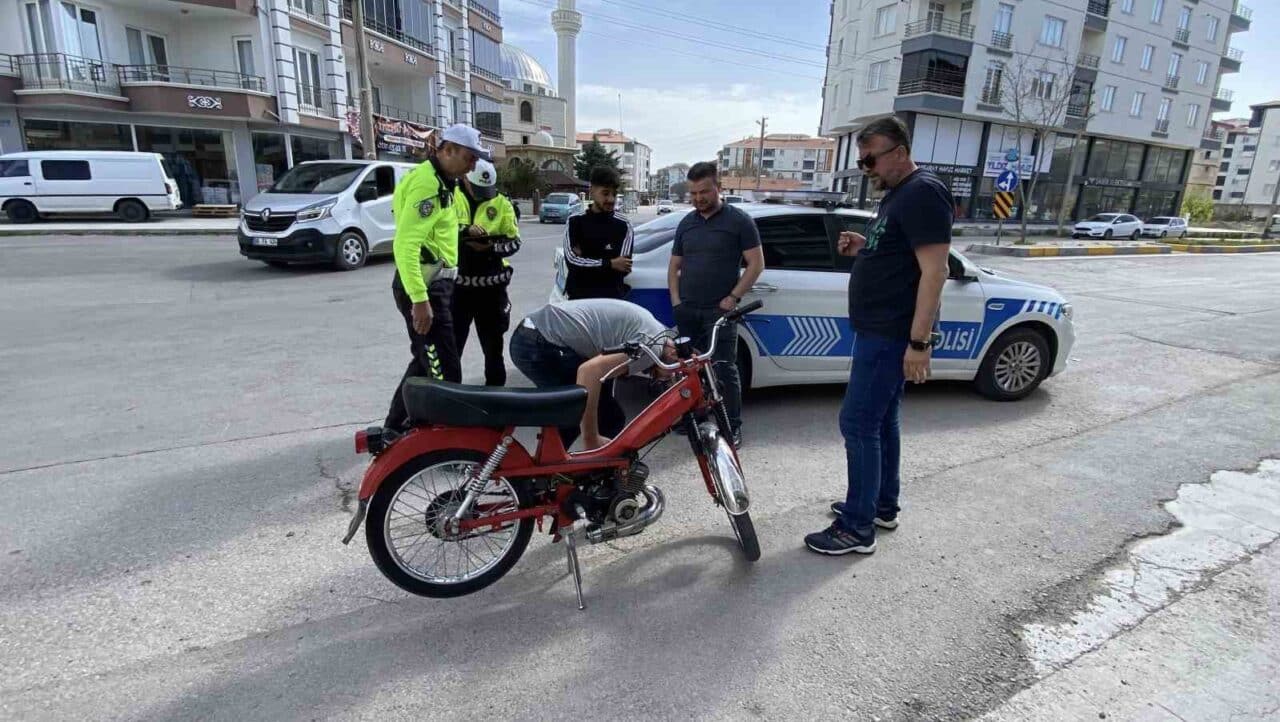 Aksaray'da trafikte denetim yapan ekipler, kasksız ve plakasız motosikletten dolayı