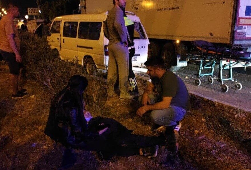 Mersin’de panelvan ve tırın çarpıştığı kazada 5 kişi yaralandı, 3’ü çocuk! Mersin'de meydana gelen trafik kazasında, H.Y. yönetimindeki panelvan araç ile
