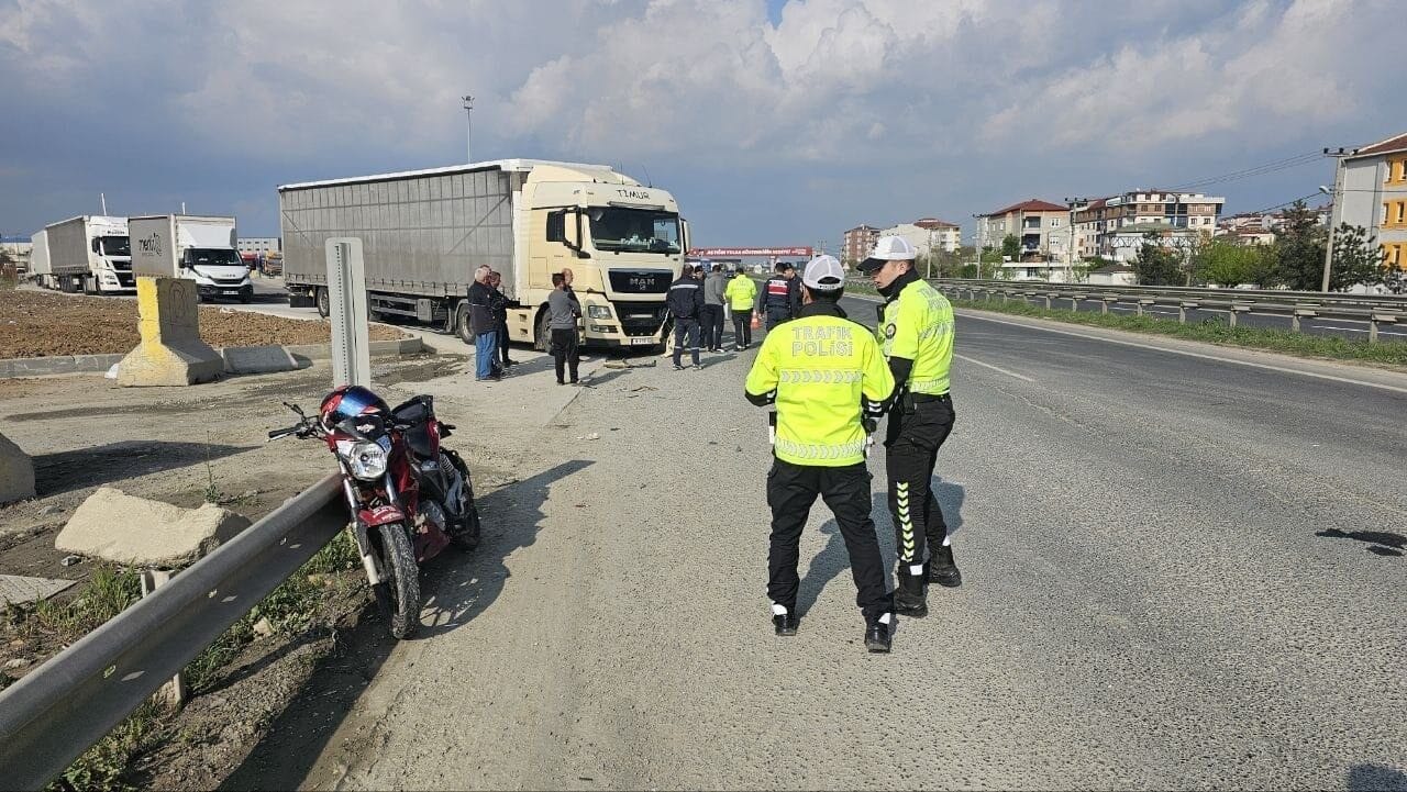 Tekirdağ Çerkezköy'de motosiklet sürücüsü U.G., tır ile çarpıştı ve ağır